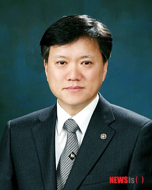 Professor Kim Hyun-soo from the School of Urban Planning and Real Estate